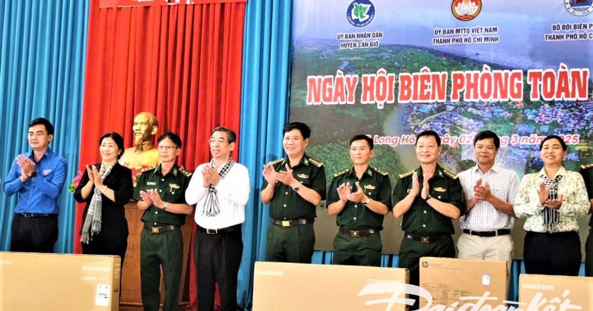 호치민시 국경수비대 축제 국경과 섬을 향한 모든 사람들을 위해