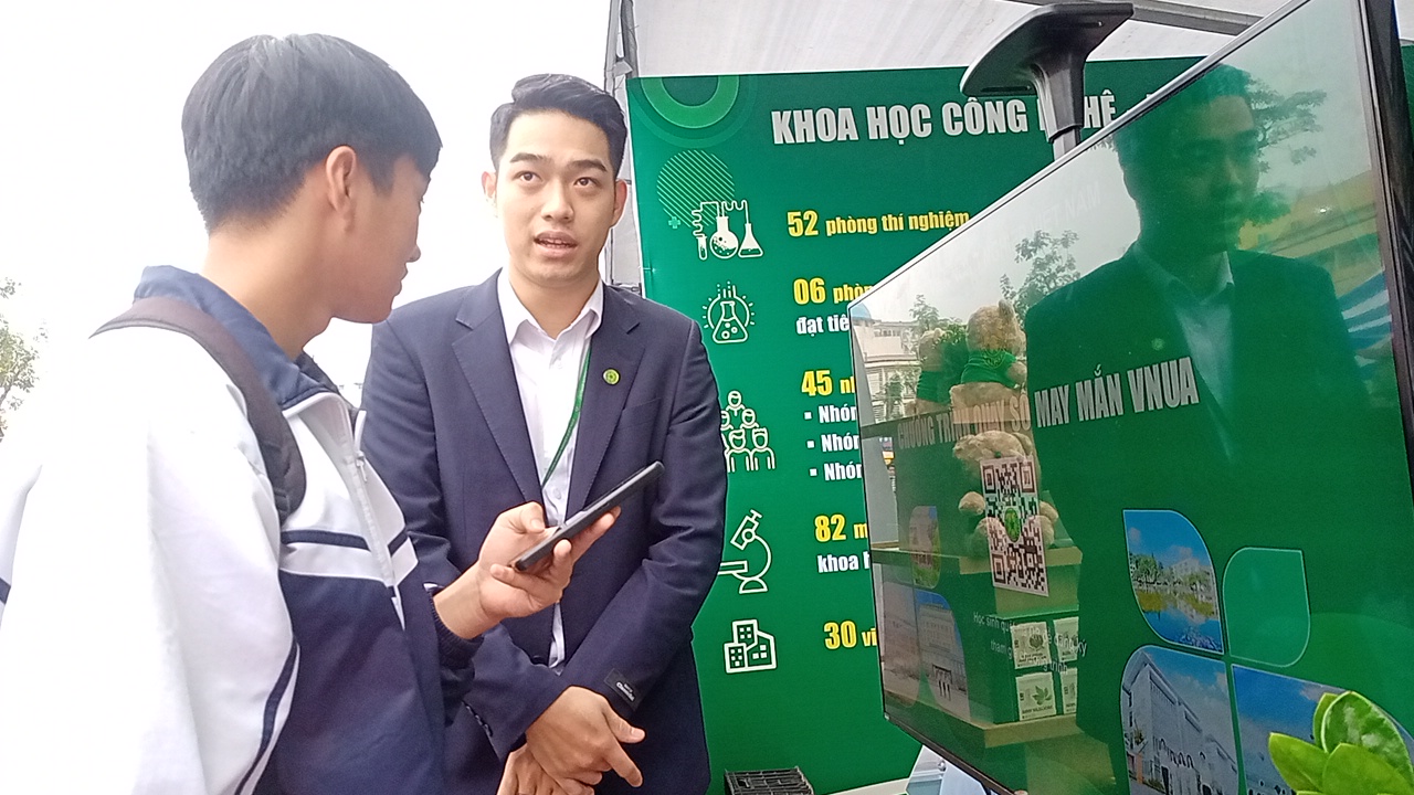 Gian tư vấn tuyển sinh - hướng nghiệp của Học viện Nông nghiệp Việt Nam thu hút nhiều học sinh, phụ huynh Hải Phòng - Ảnh 10.