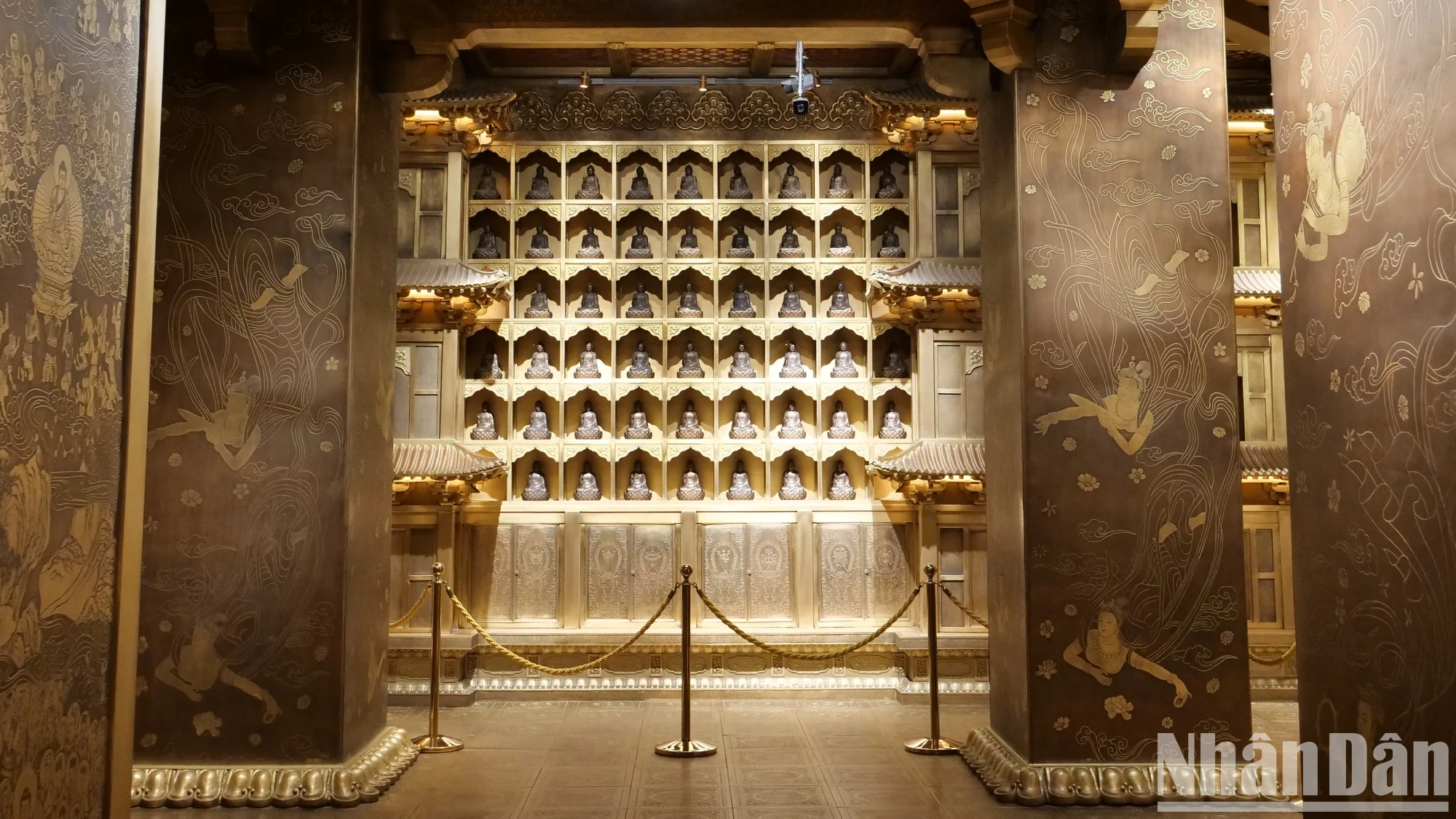 Avec 100 tonnes de cuivre pur, le palais souterrain semble magnifique et brillant car chaque détail est fait de cuivre.