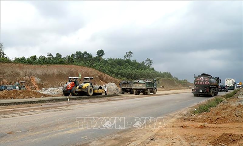 Các phương tiện lưu thông trên đoạn đường thuộc Dự án xây dựng đường cao tốc Hòa Liên-Túy Loan. Ảnh: Quốc Dũng/TTXVN