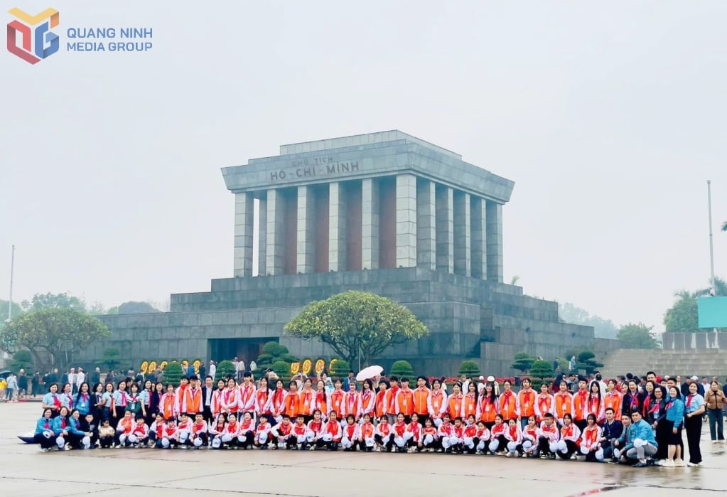 Una delegación de buenos hijos del tío Ho del distrito de Ba Che informó sus logros al tío Ho en la capital, Hanoi. Foto: Proporcionada por la Unión de Jóvenes del Distrito de Ba Che