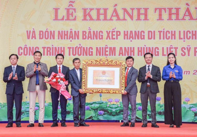 Inauguration et réception du certificat du monument du martyr héroïque Phan Dinh Giot