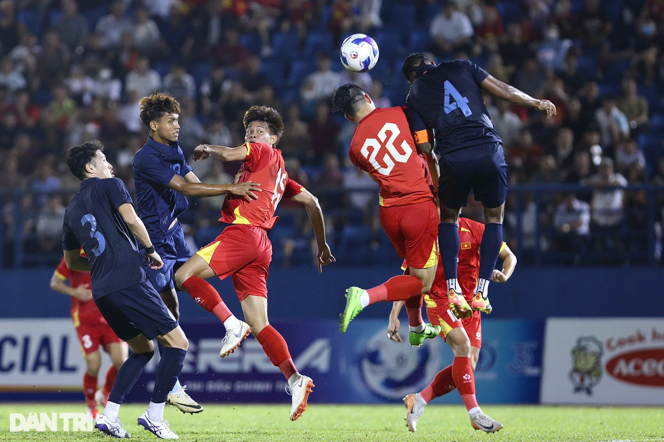 Los aficionados del sudeste asiático reaccionan cuando la selección de Vietnam derrota a Camboya