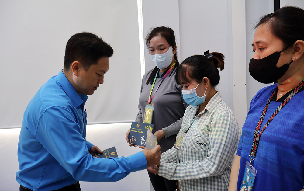 省労働組合が外資系企業を訪問し、新年の挨拶を述べる。