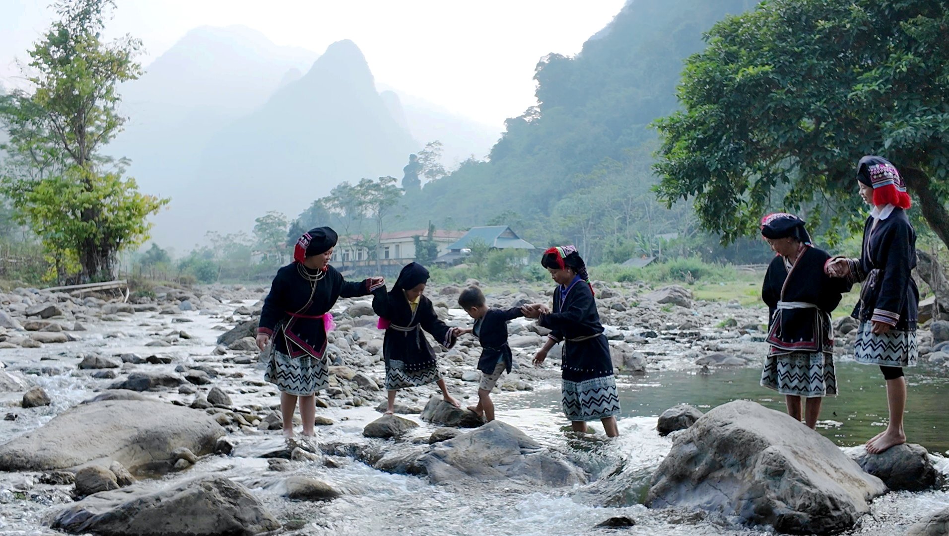 Unique art of printing patterns on Dao Tien people's costumes