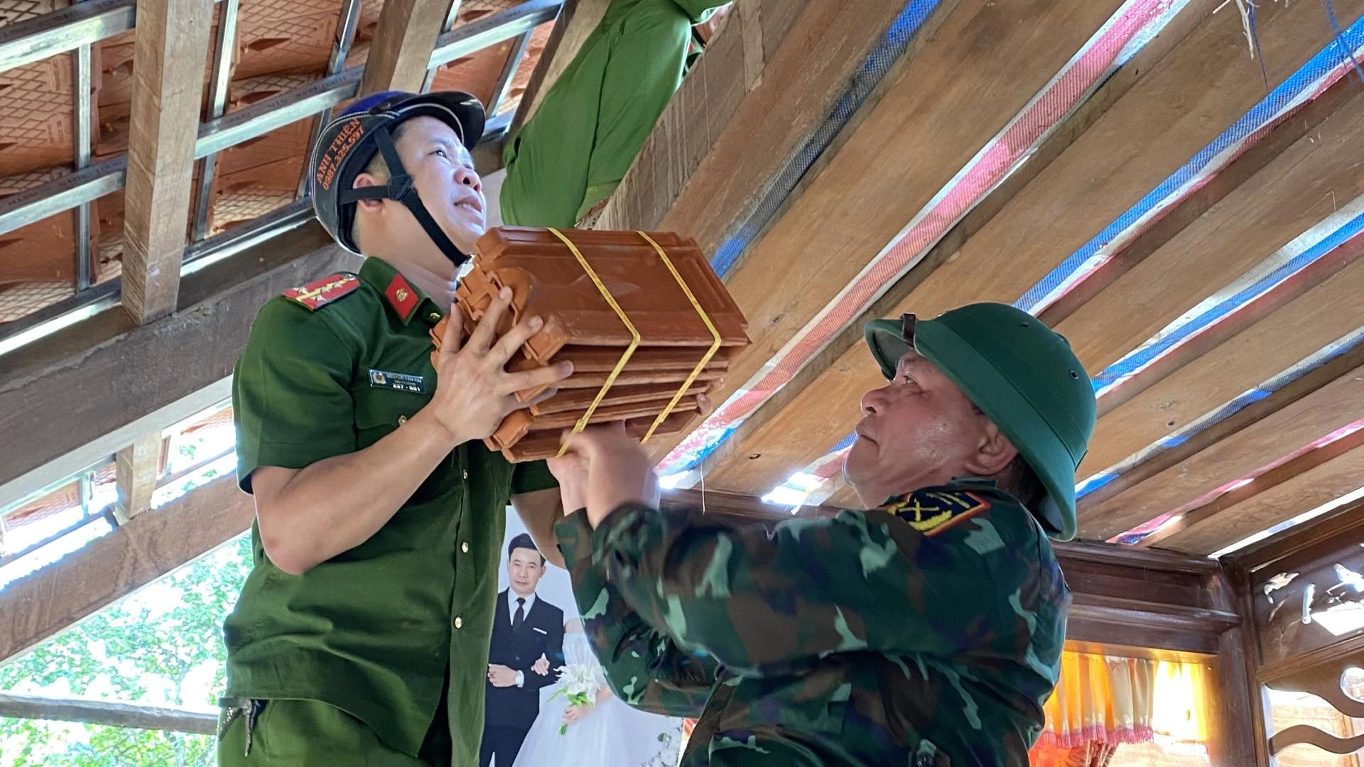 [Ảnh] Bộ đội Biên phòng Quảng Bình hỗ trợ người dân biên giới xóa nhà tạm, nhà dột nát ảnh 6