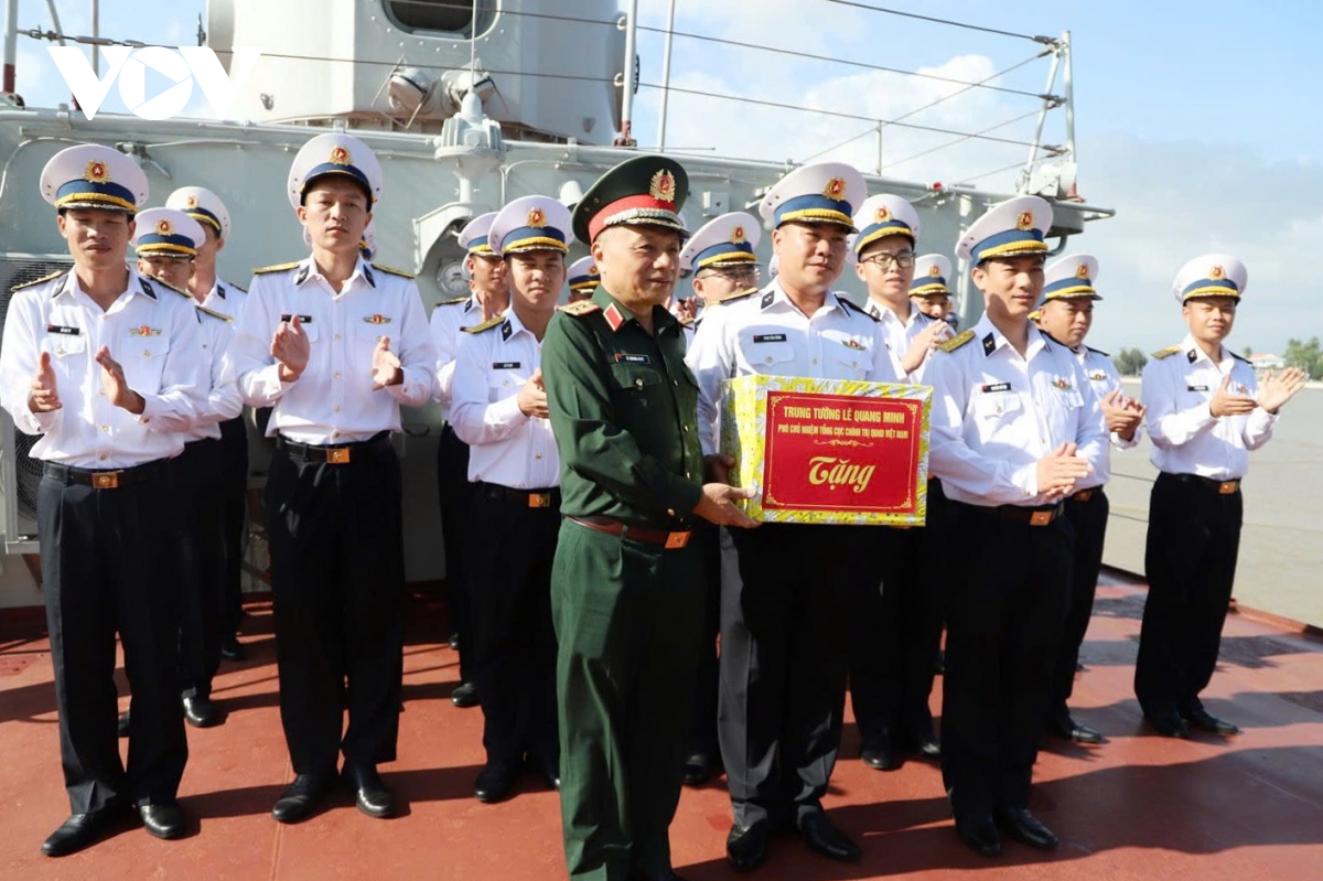 Doan cong tac tong cuc chinh tri lam viec tai vung 3 hai quan hinh anh 2