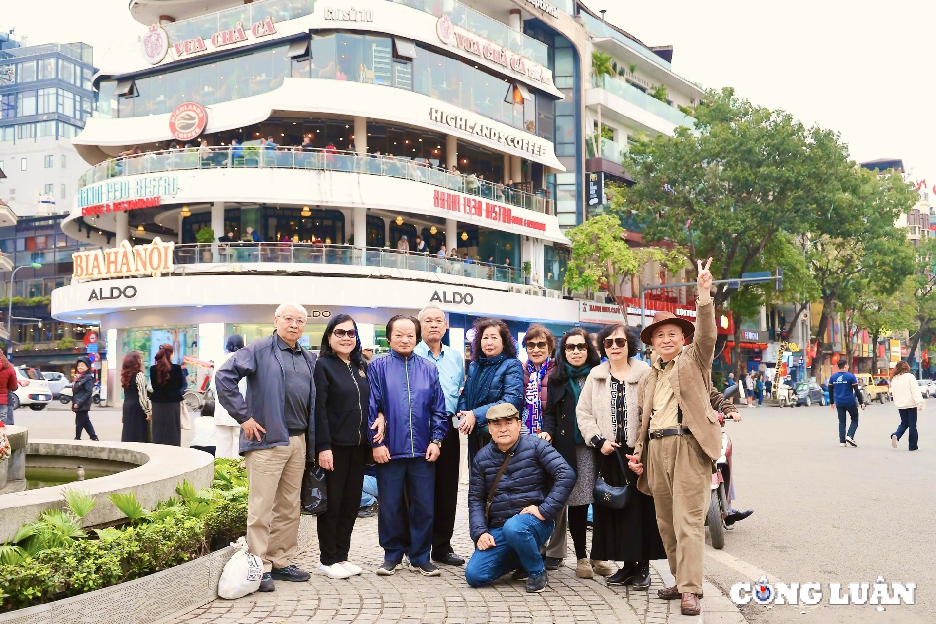 Hanoi people take pictures next to Ham Ca building before dismantling photo 2