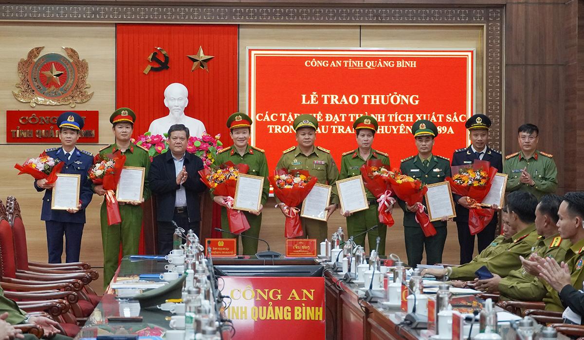 Premiación a grupos con logros destacados en el proyecto de lucha contra el narcotráfico desde Laos hasta Vietnam