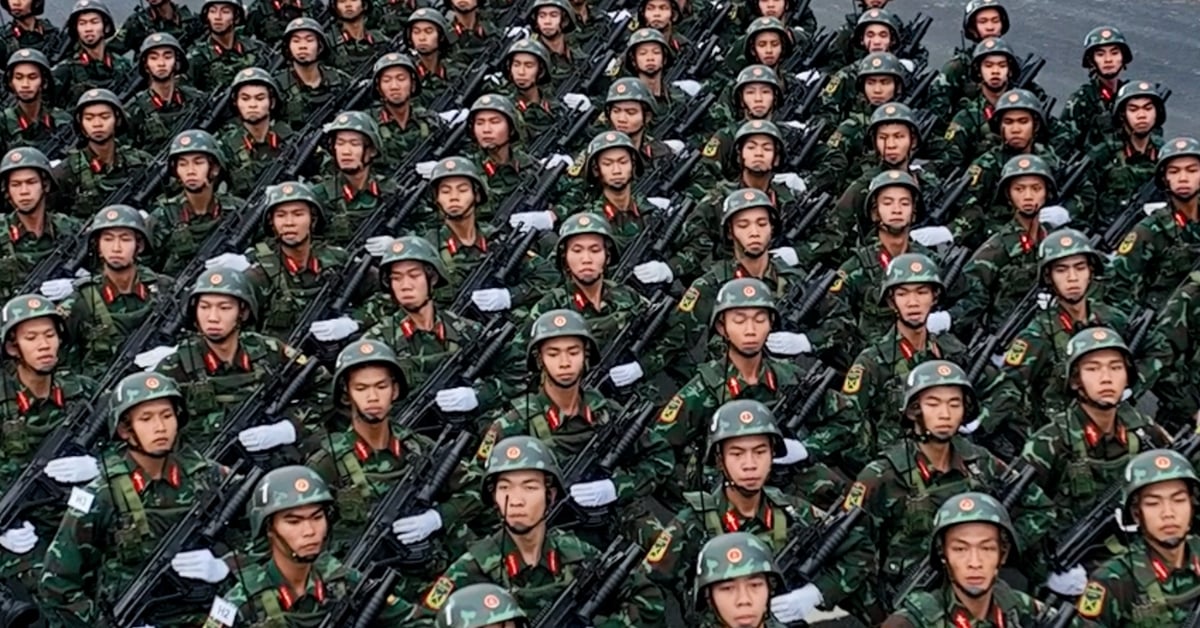 General Phan Van Giang leitete eine Konferenz, um Meinungen lokaler Militärorganisationen einzuholen.