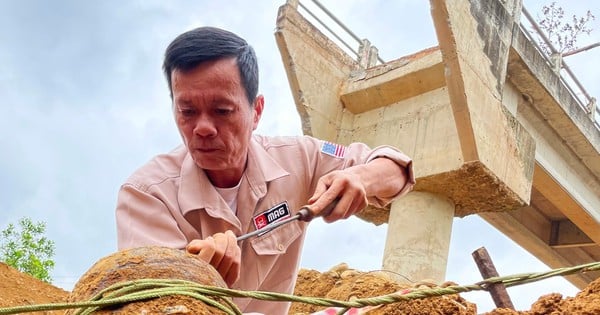 สะพานที่กำลังก่อสร้างต้องหยุดอย่างเร่งด่วนเนื่องจากพบระเบิด