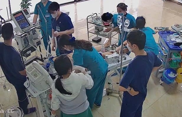 4 phút đẩy băng ca chạy trên đường, ép tim cấp cứu thanh niên bị điện giật ngưng thở - Ảnh 1.