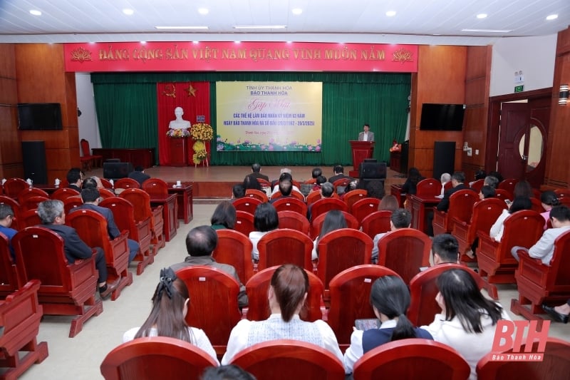 Encuentro con generaciones de periodistas del periódico Thanh Hoa