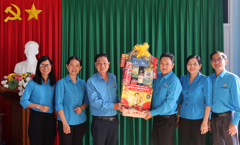 省労働組合が外資系企業を訪問し、新年の挨拶を述べる。