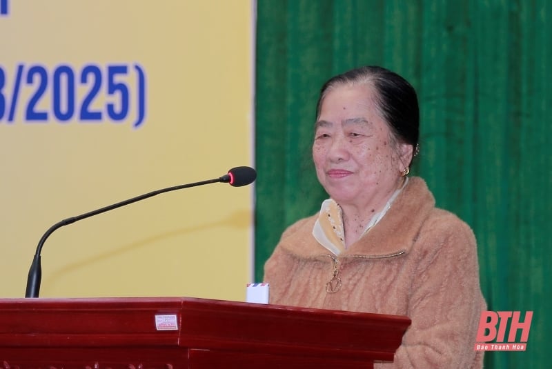 Encuentro con generaciones de periodistas del periódico Thanh Hoa