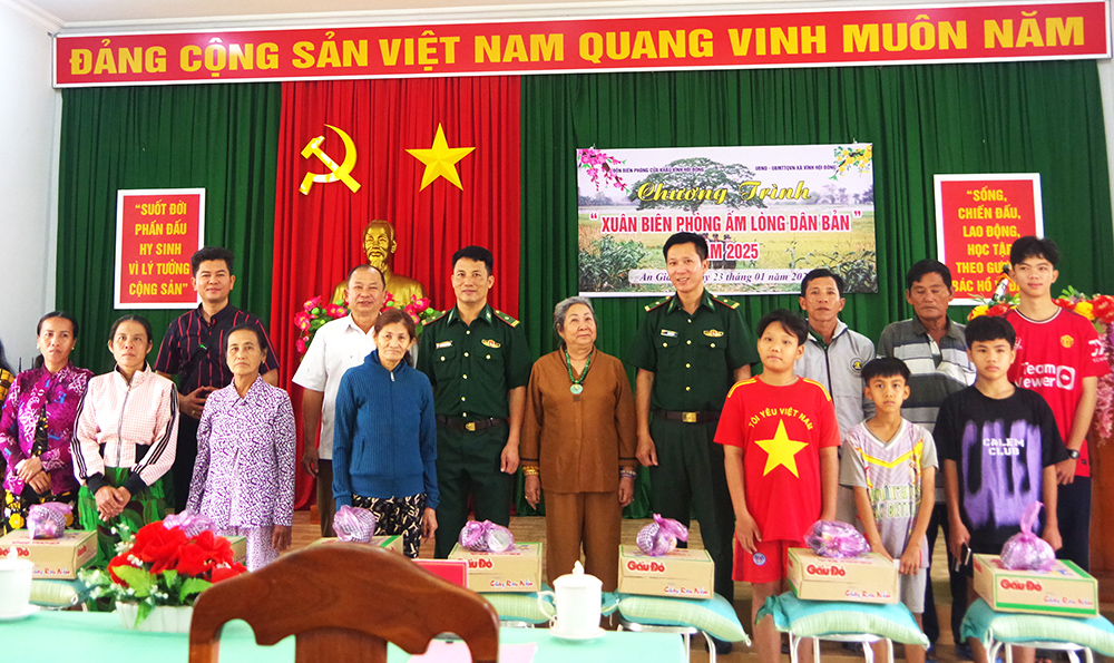 Cán bộ biên phòng dân quý, dân tin