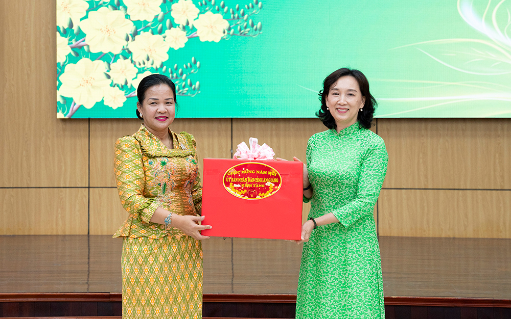Die Führer der Provinz Kampong Chhnang besuchten die Provinz An Giang und wünschten ihr ein frohes neues Jahr