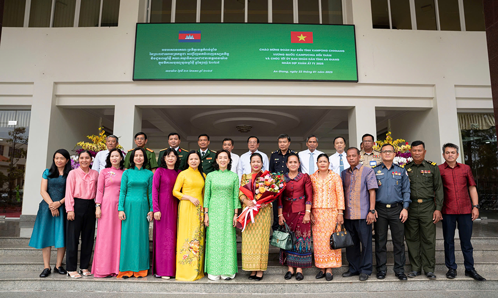 Die Führer der Provinz Kampong Chhnang besuchen die Provinz An Giang und wünschen ihr ein frohes neues Jahr