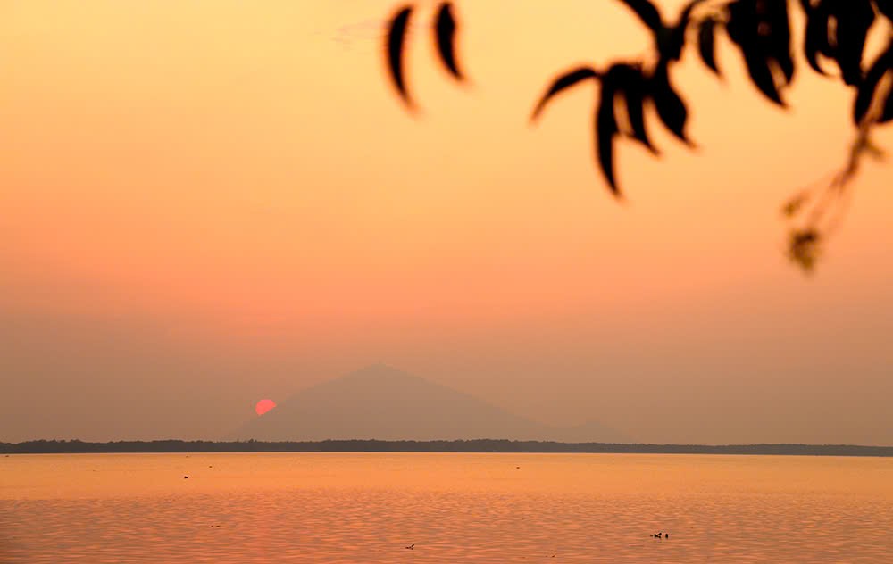 Observando la surrealista puesta de sol en la montaña Ba Den desde el lago Dau Tieng - Foto 10.