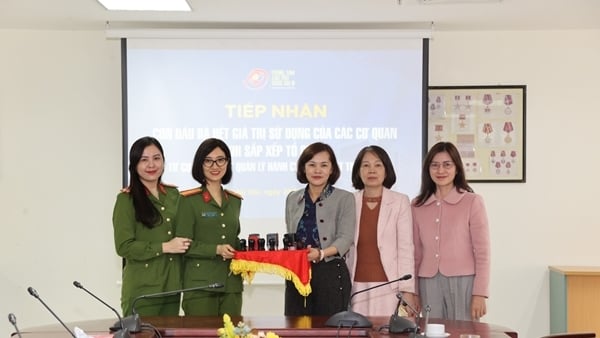 Tiếp nhận con dấu của các cơ quan khi tinh gọn bộ máy