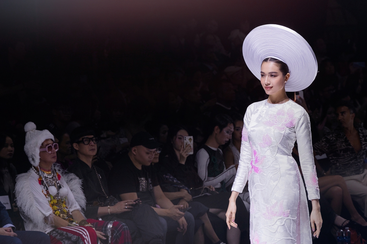 ntk thuy nguyen mang loi ca da co hoai lang vao bo suu tap ao dai hinh anh 9