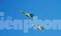 Observando aviones de combate Su-30MK2 y helicópteros Mi en el día de ensayo de la Exposición Internacional de Defensa de Vietnam 2024