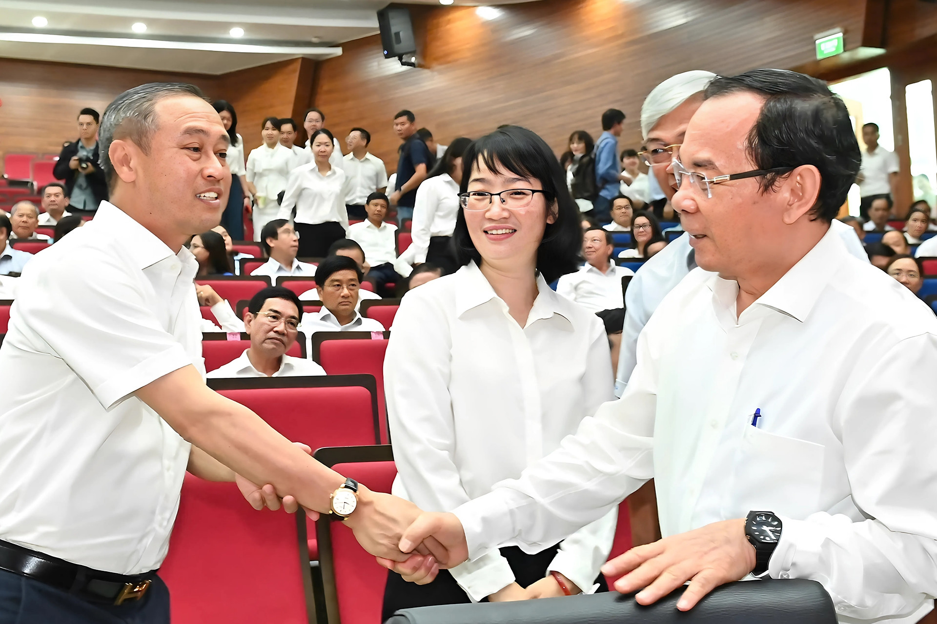 Ciudad Ho Chi Minh presenta con urgencia un proyecto para fusionar el nivel provincial y abolir el nivel distrital para adoptar un gobierno de dos niveles.