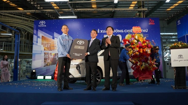 Toyota Viet Nam lap ky luc voi 700.000 chiec oto xuat xuong-Hinh-2