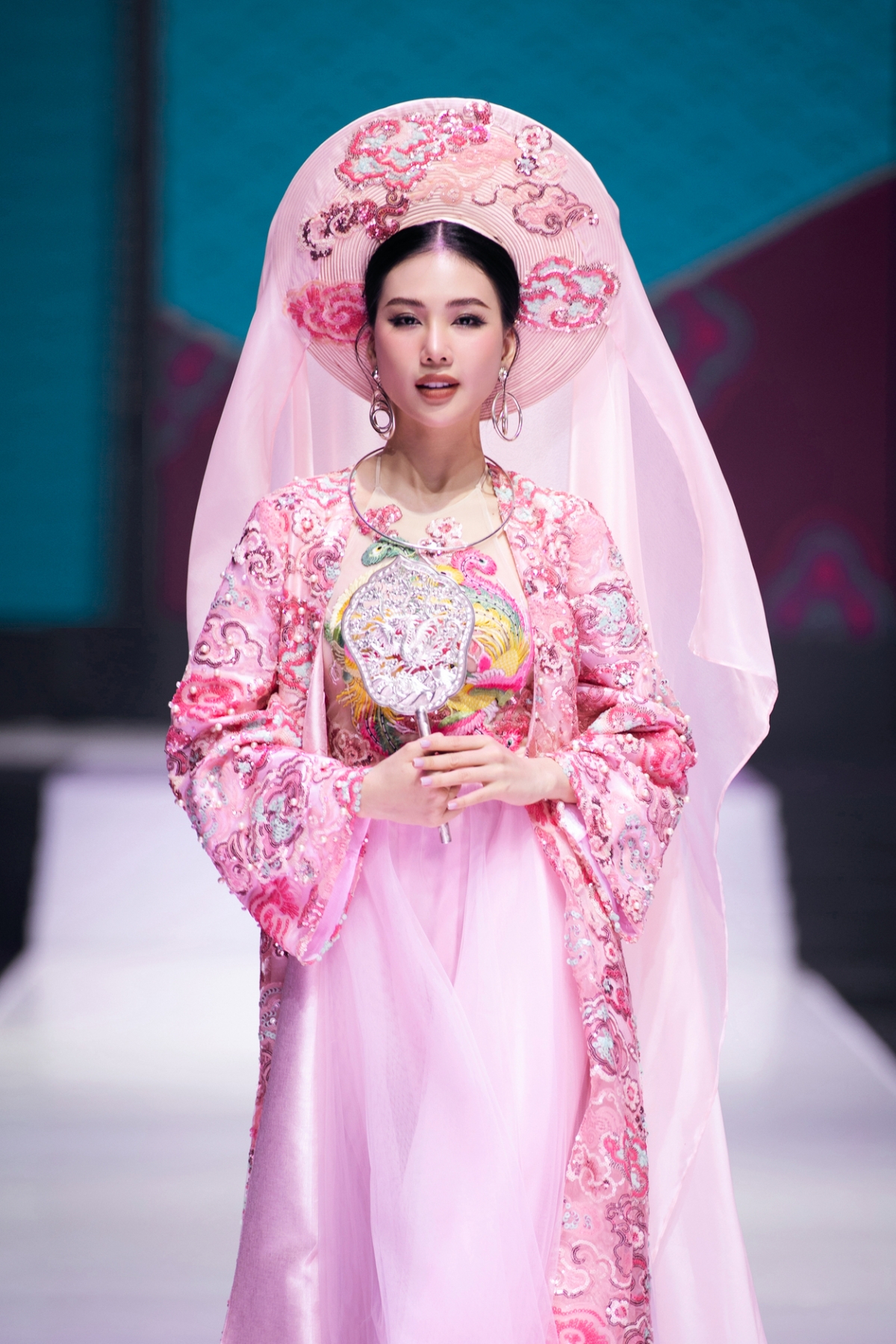 hoa hau bui quynh hoa lam vedette trong bo suu tap moi cua ntk cao minh tien hinh anh 4