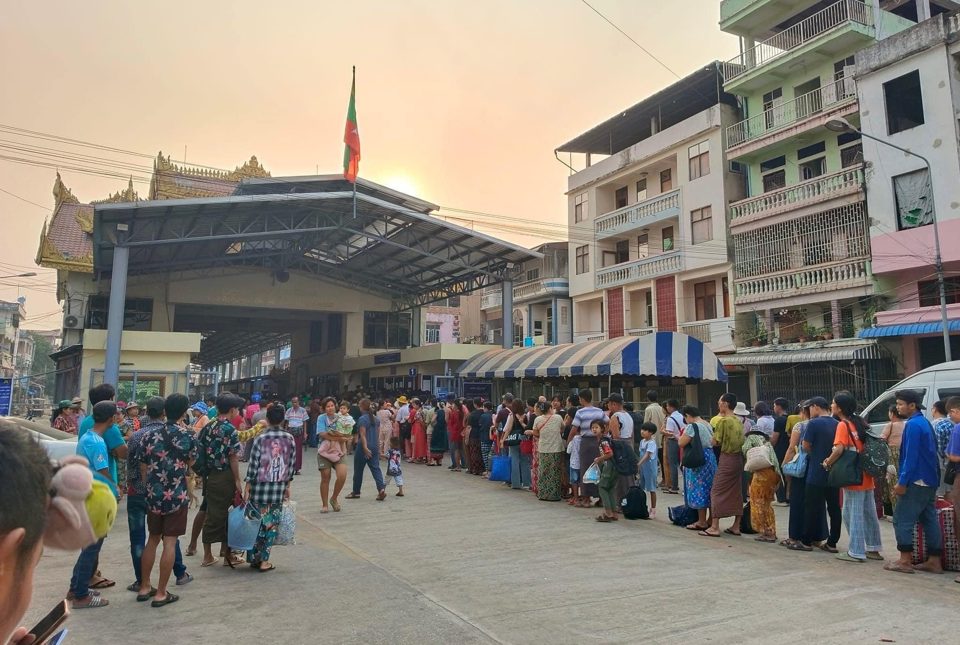 Menschen stehen am Grenzübergang zwischen Myanmar und Thailand in Myawaddy Schlange. Foto: AAC Yemin