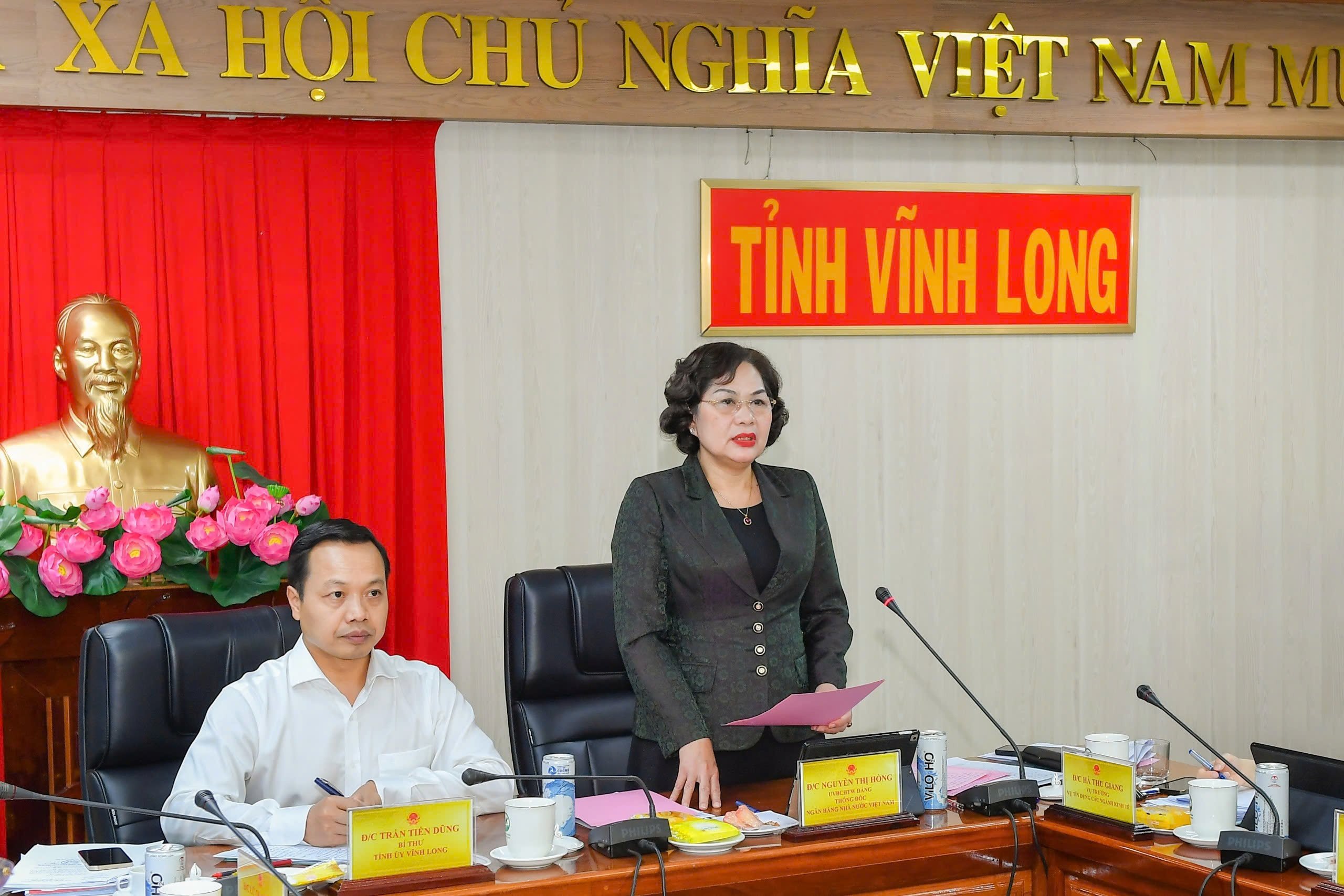 Gouverneur würdigt umgesetzte Lösungen zur Förderung des Wirtschaftswachstums in Vinh Long