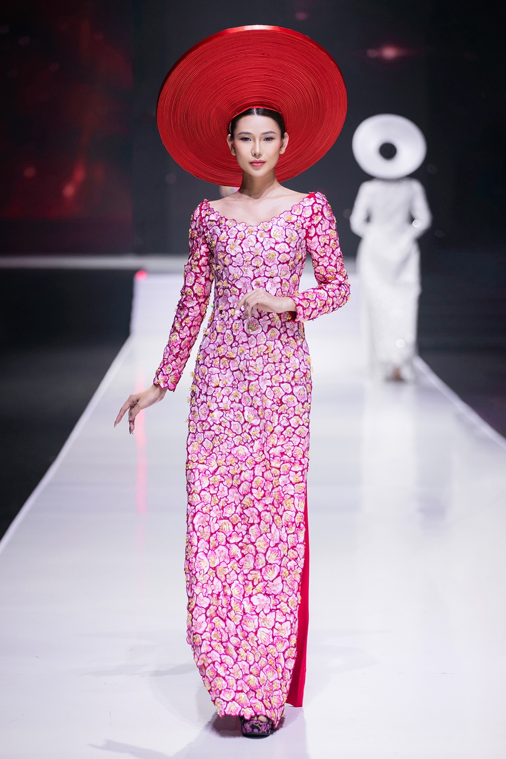 ntk thuy nguyen mang loi ca da co hoai lang vao bo suu tap ao dai hinh anh 3