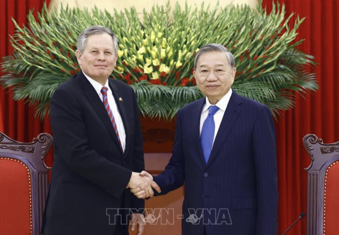 General Secretary To Lam receives US Senator Steve Daines