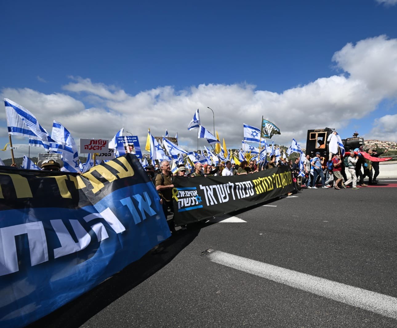 Las protestas se intensifican contra el primer ministro israelí mientras la guerra regresa a Gaza (imagen 1)