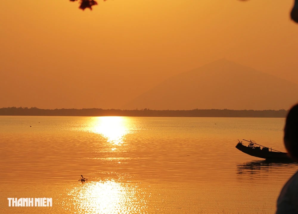 Observando la puesta de sol surrealista en la montaña Ba Den desde el lago Dau Tieng - Foto 7.