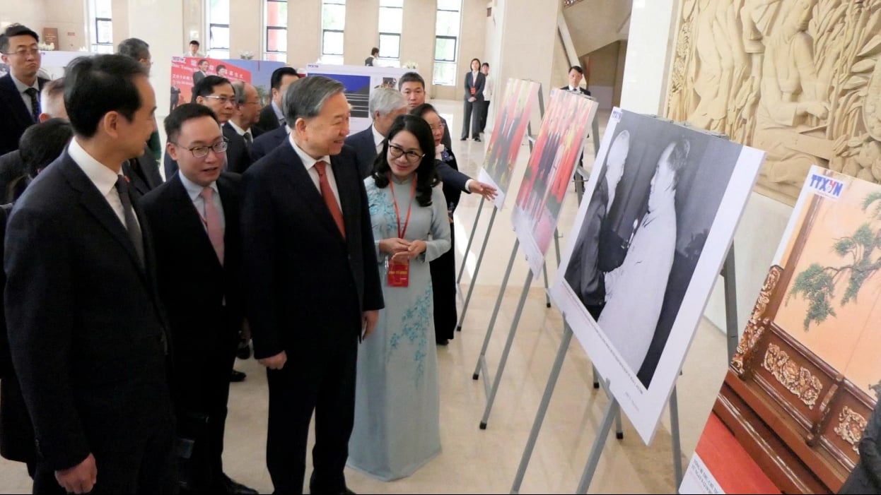 El Secretario General To Lam asiste al programa de encuentro con estudiantes vietnamitas y chinos de todos los períodos