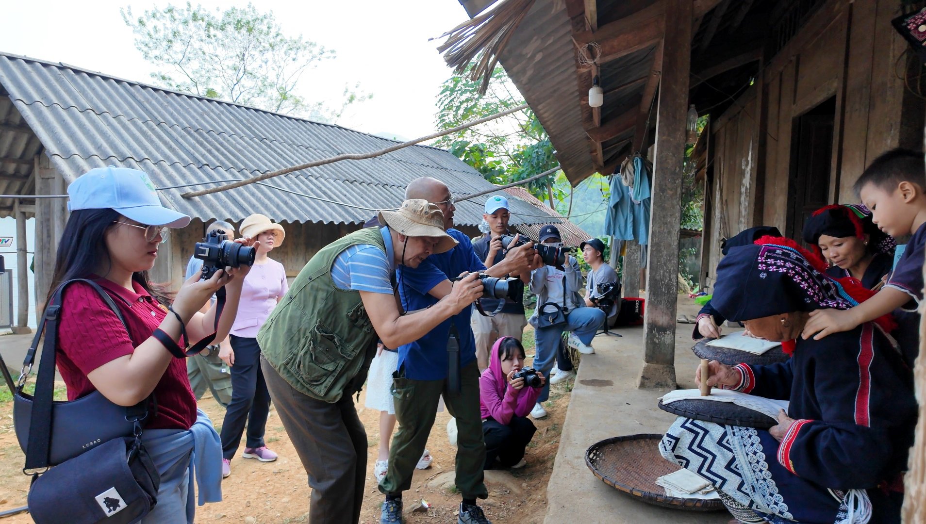 Unique art of printing patterns on Dao Tien people's costumes