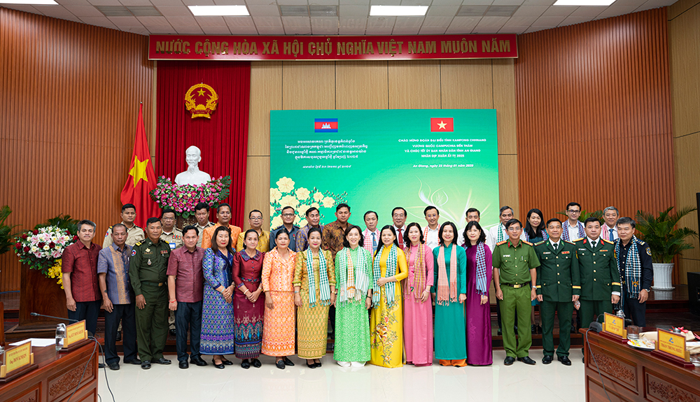 Die Führer der Provinz Kampong Chhnang besuchen die Provinz An Giang und wünschen ihr ein frohes neues Jahr