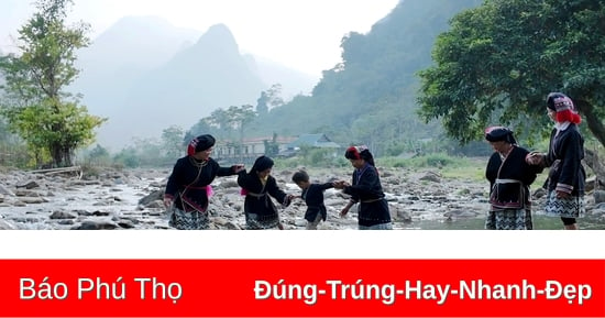 Độc đáo nghệ thuật in hoa văn trên trang phục người Dao Tiền