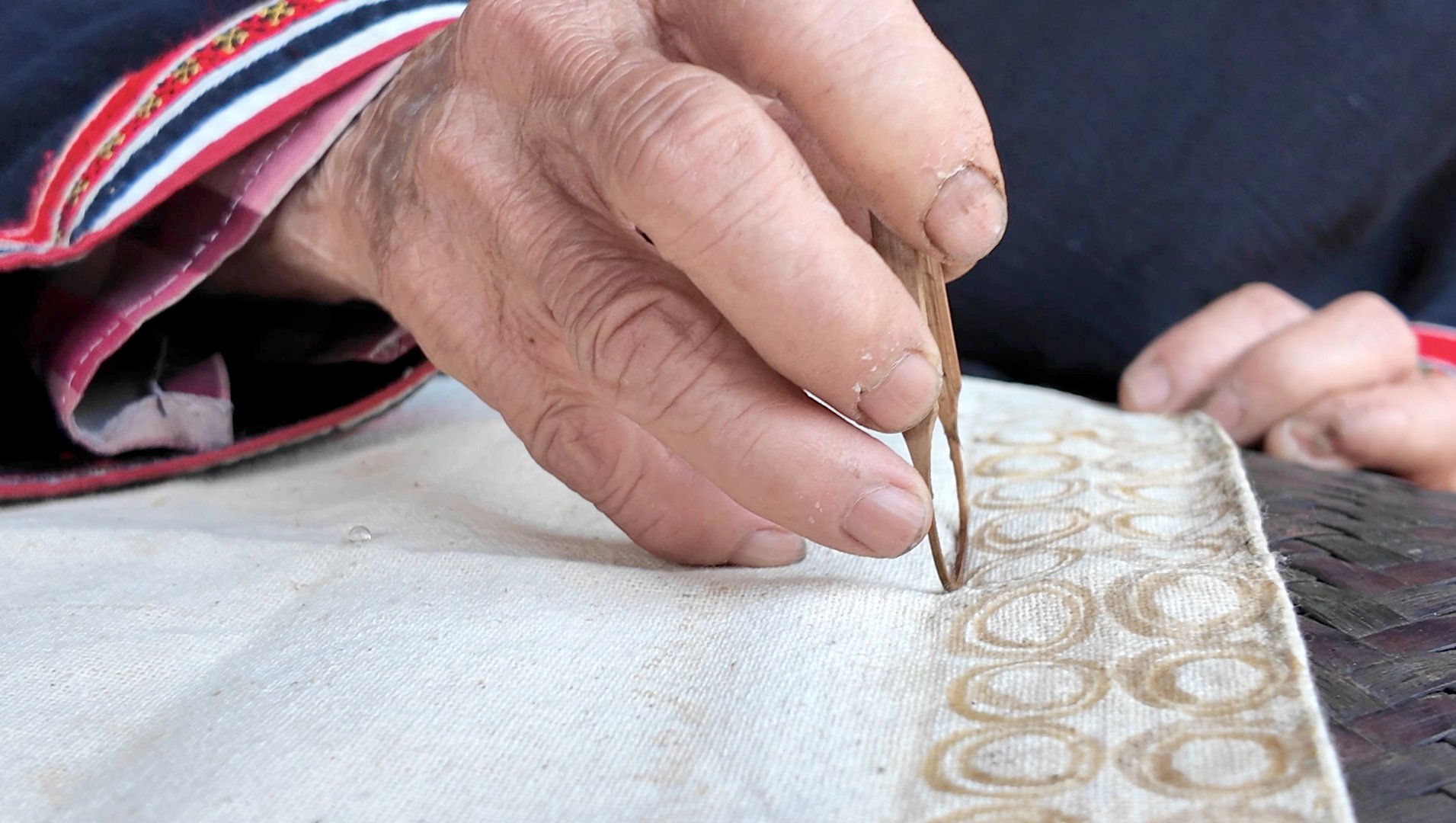 Unique art of printing patterns on Dao Tien people's costumes