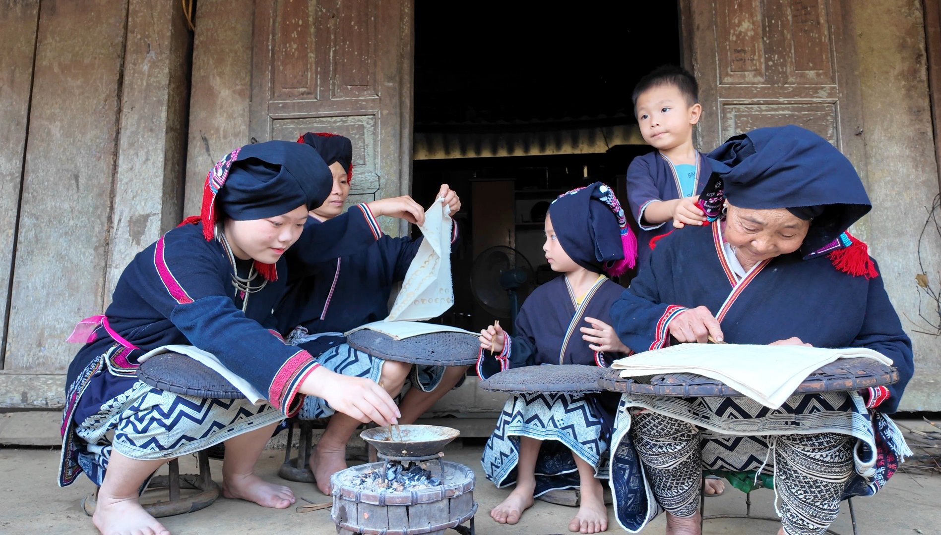 Unique art of printing patterns on Dao Tien people's costumes