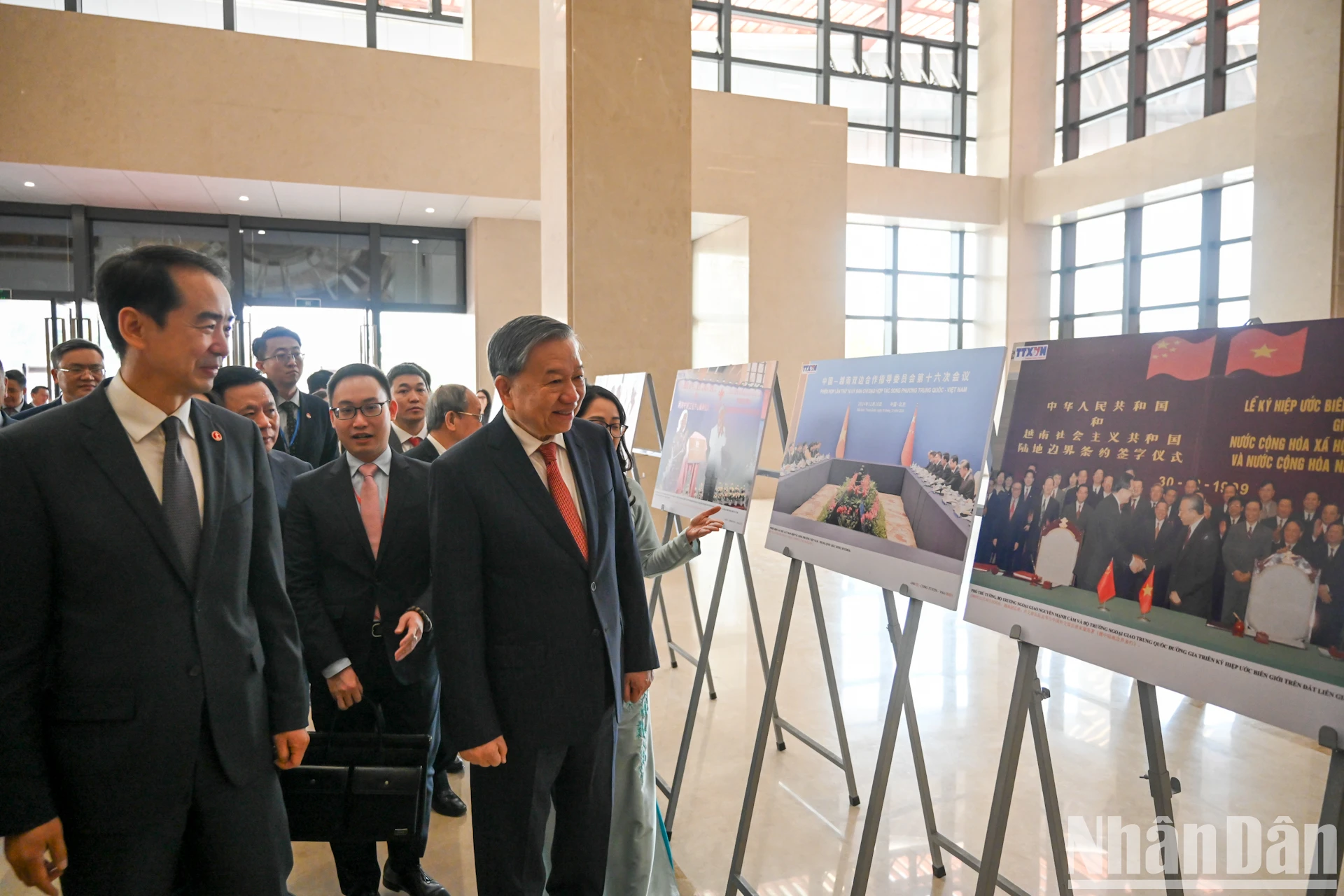 [Photo] General Secretary To Lam meets with Vietnamese and Chinese students studying abroad in different periods photo 1