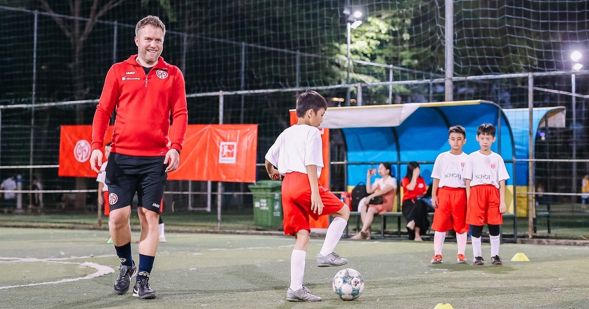 Der junge Spieler freut sich auf das Training mit dem ehemaligen deutschen Mittelfeldspieler