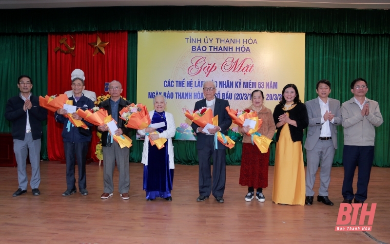 Meeting generations of journalists of Thanh Hoa Newspaper