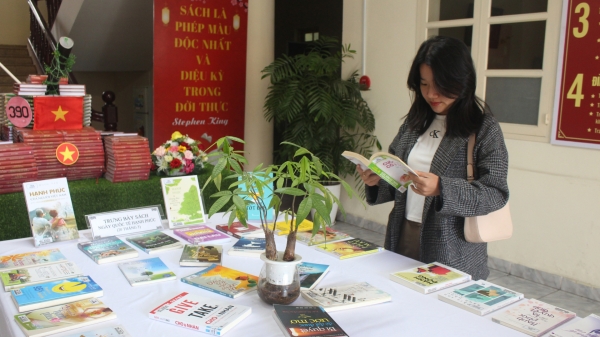 Exposición de libros en el Día Internacional de la Felicidad