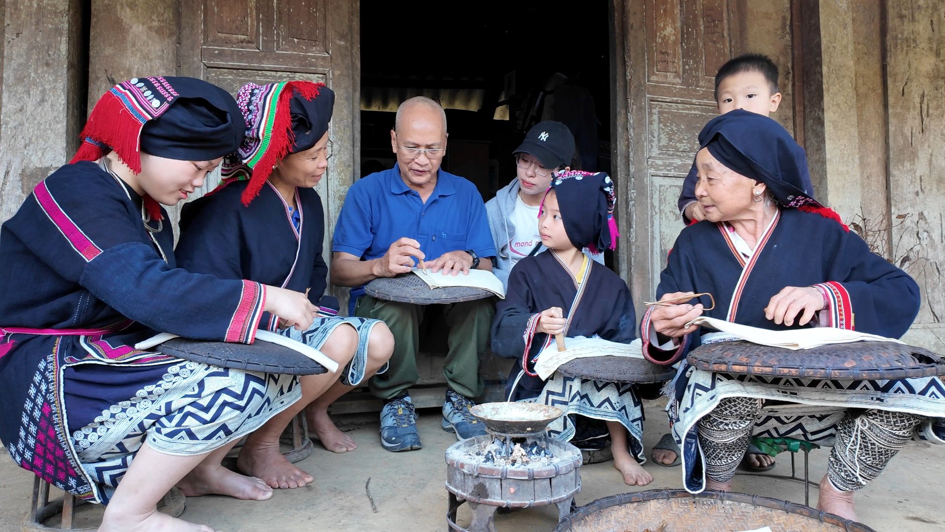 Unique art of printing patterns on Dao Tien people's costumes