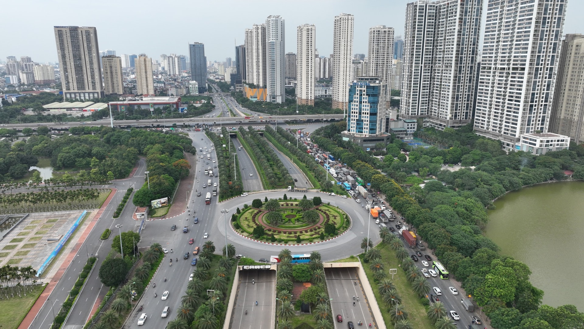 Hanoi city is increasingly developing into a modern and civilized city.-anh-quang-thai.jpg