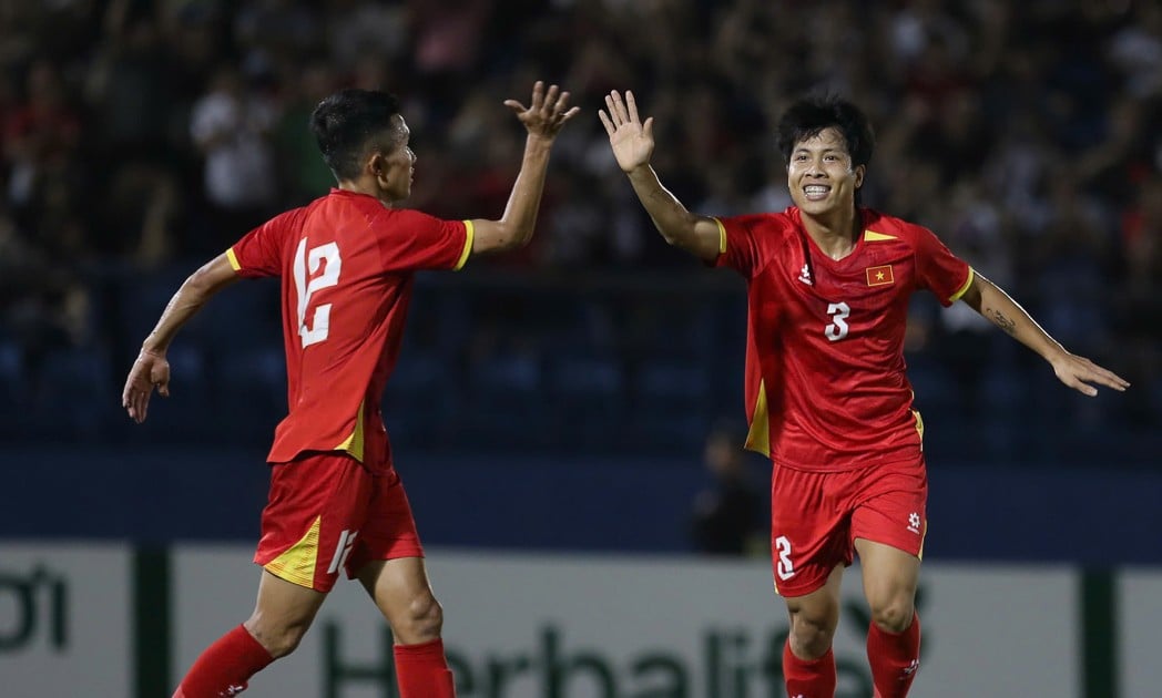 An einem Tag treten vier vietnamesische Fußballmannschaften gegeneinander an.