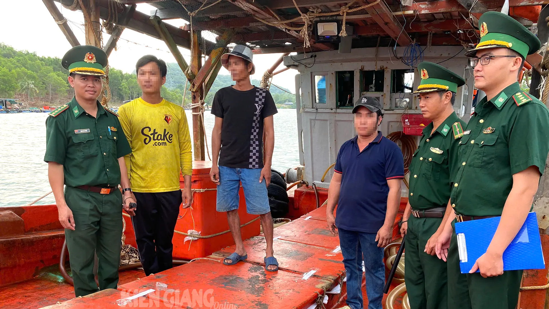 Un barco que transportaba aproximadamente 21.000 litros de aceite DO de origen desconocido fue detenido.