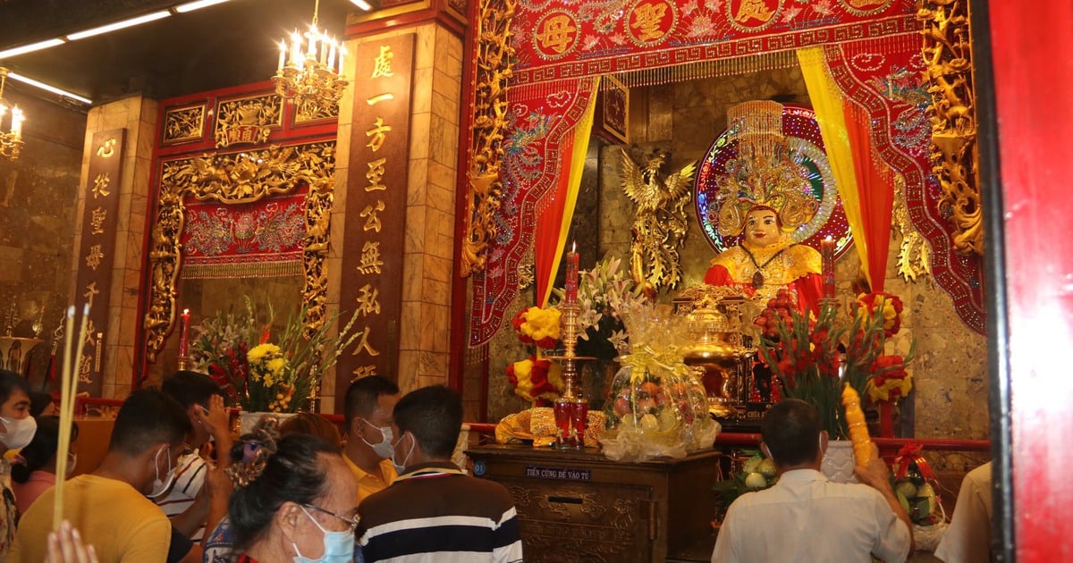 Honorer le patrimoine et ouvrir le festival de Dame Chua Xu de la montagne Sam en 2025